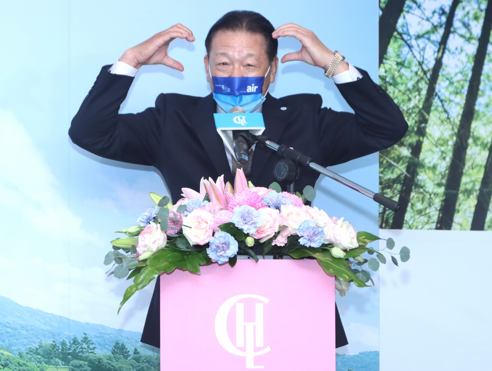 台灣日立江森自控股份有限公司社長菊地正幸記者會致詞，最後擺出愛台灣的大大愛心。(鍾豐榮攝影)