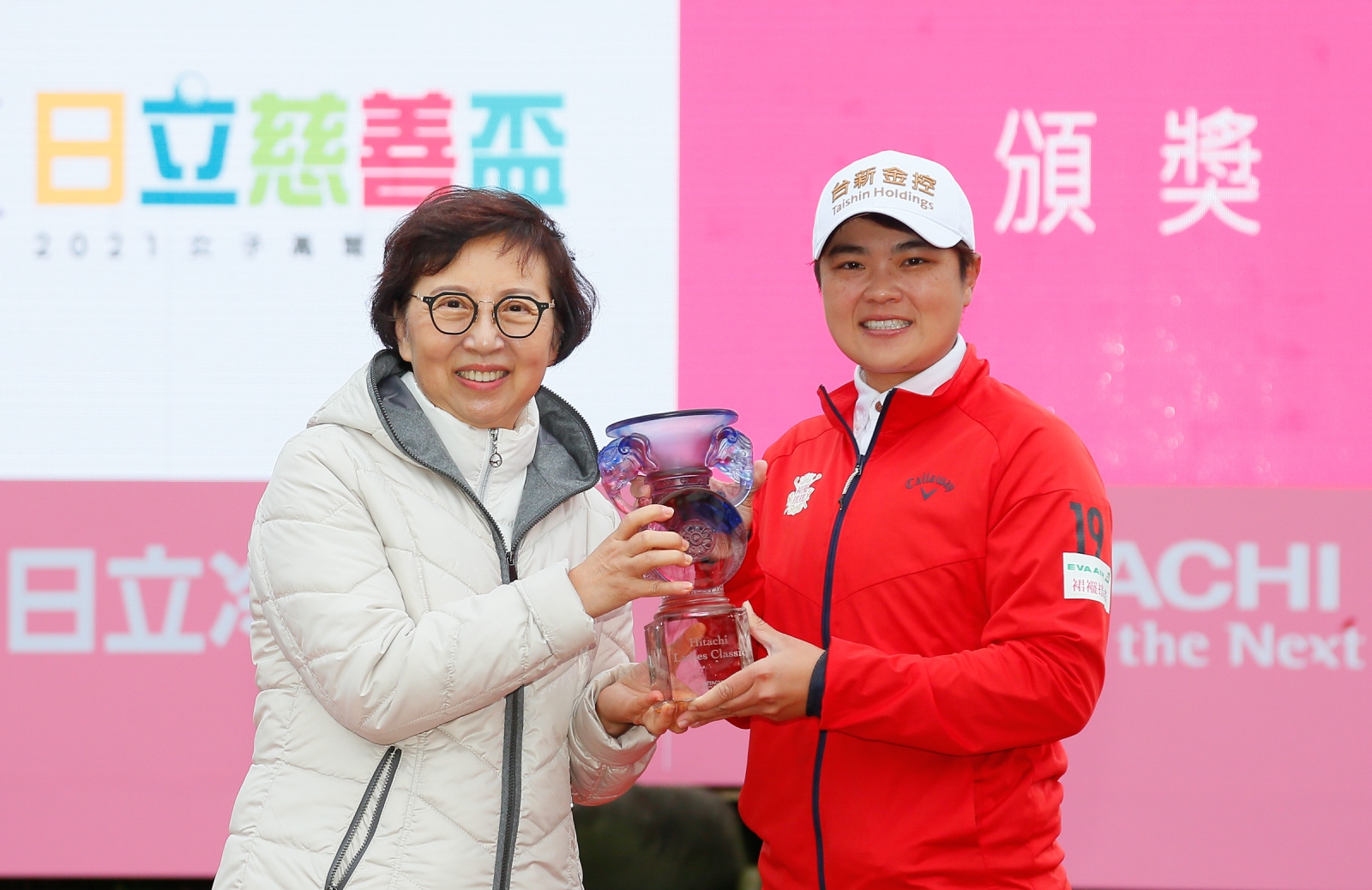 台灣日立江森自控董事長黃葉寶鳳頒發冠軍獎盃給錢珮芸(TLPGA_葉勇宏攝)