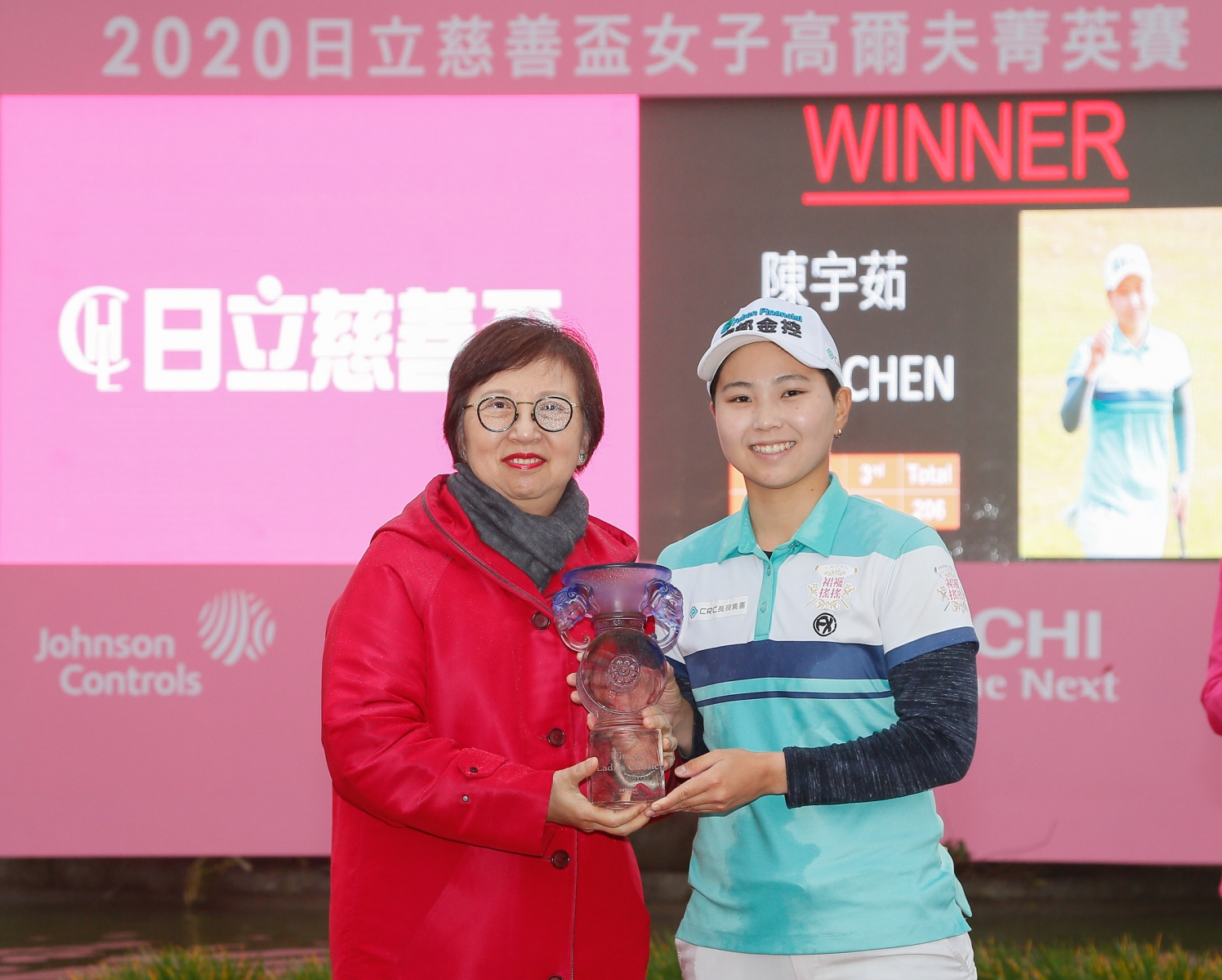 台灣日立江森自控董事長黃葉寶鳳（左）頒發職業組冠軍獎杯。