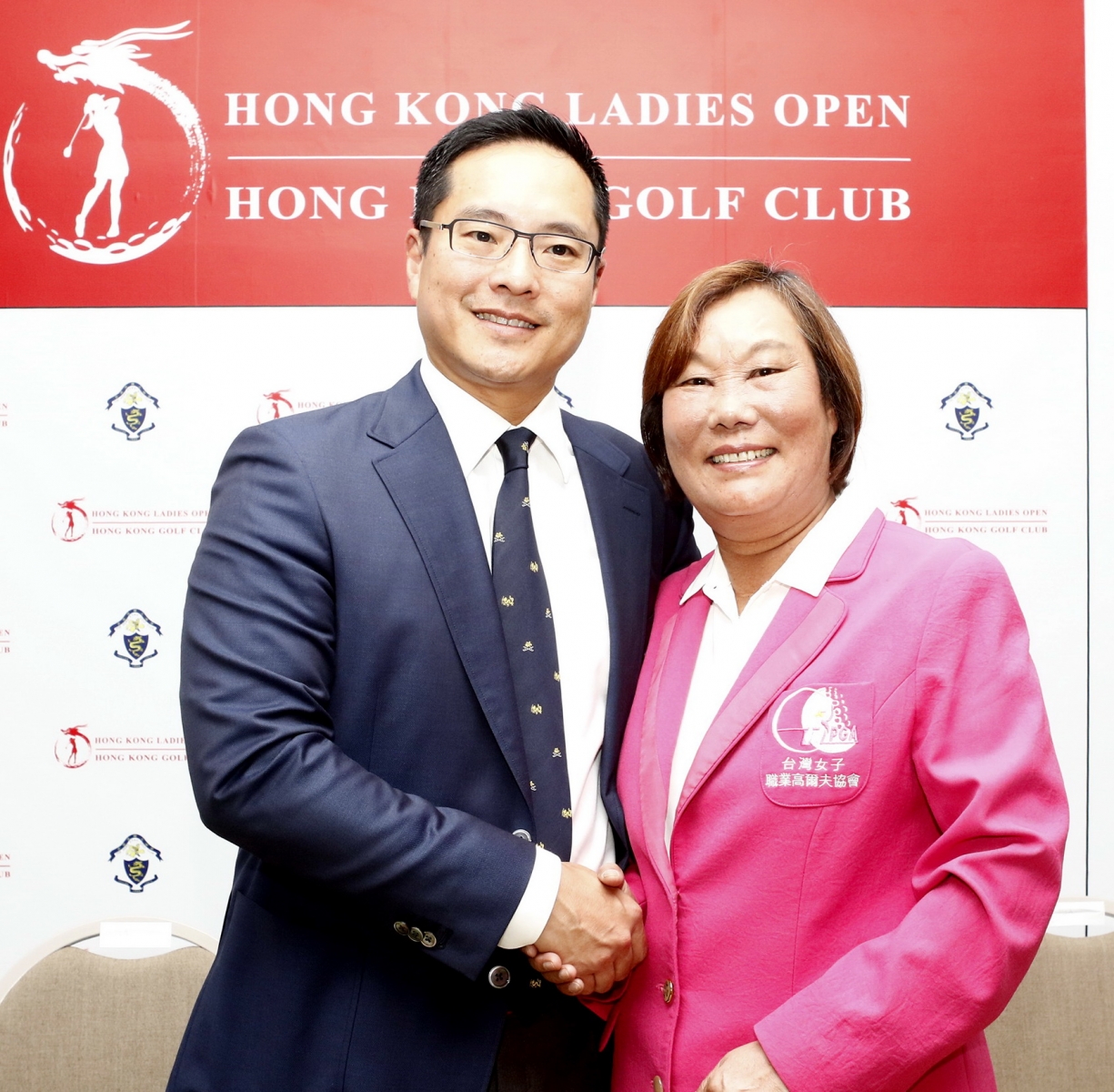 劉依貞(圖右)在第五屆理事長任內促成TLPGA與香港高爾夫球會共同主辦香港女子公開賽，同時隸屬台灣及亞洲女子巡迴賽之一站；圖左為香港高爾夫球會會長林詩鍵。(2016.6.8)