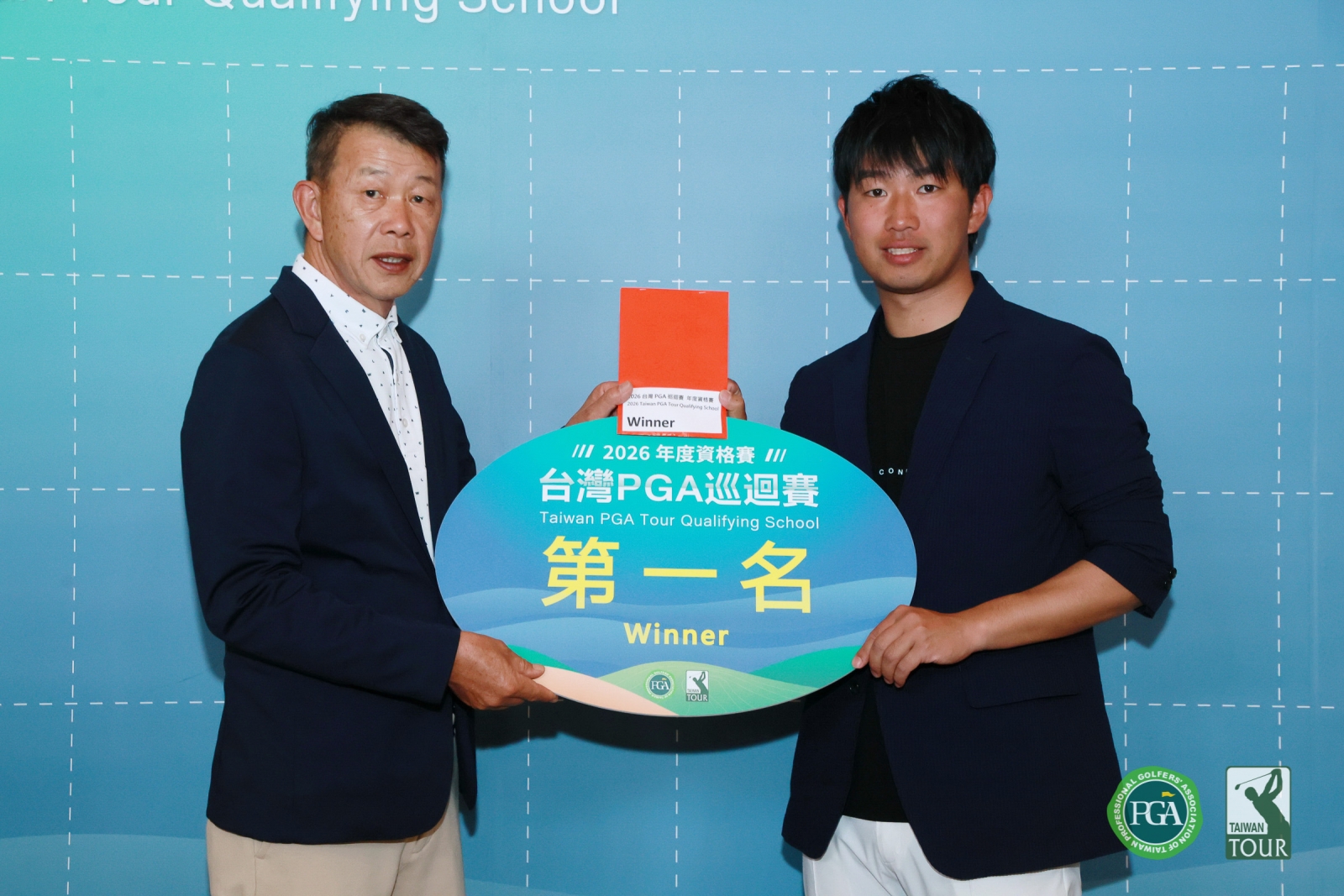 台灣職業高爾夫協會理事長陳榮興(左)頒獎金給年度資格賽第一名日本選手德光 祐哉(鍾豐榮攝影)