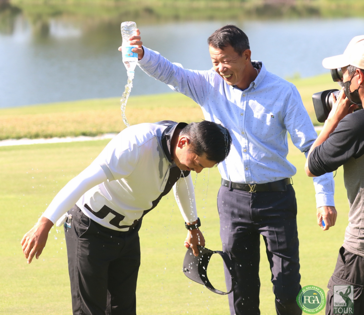 台灣職業高爾夫協會理事長(右)為冠軍得主林文堂澆水祝賀(鍾豐榮攝影)