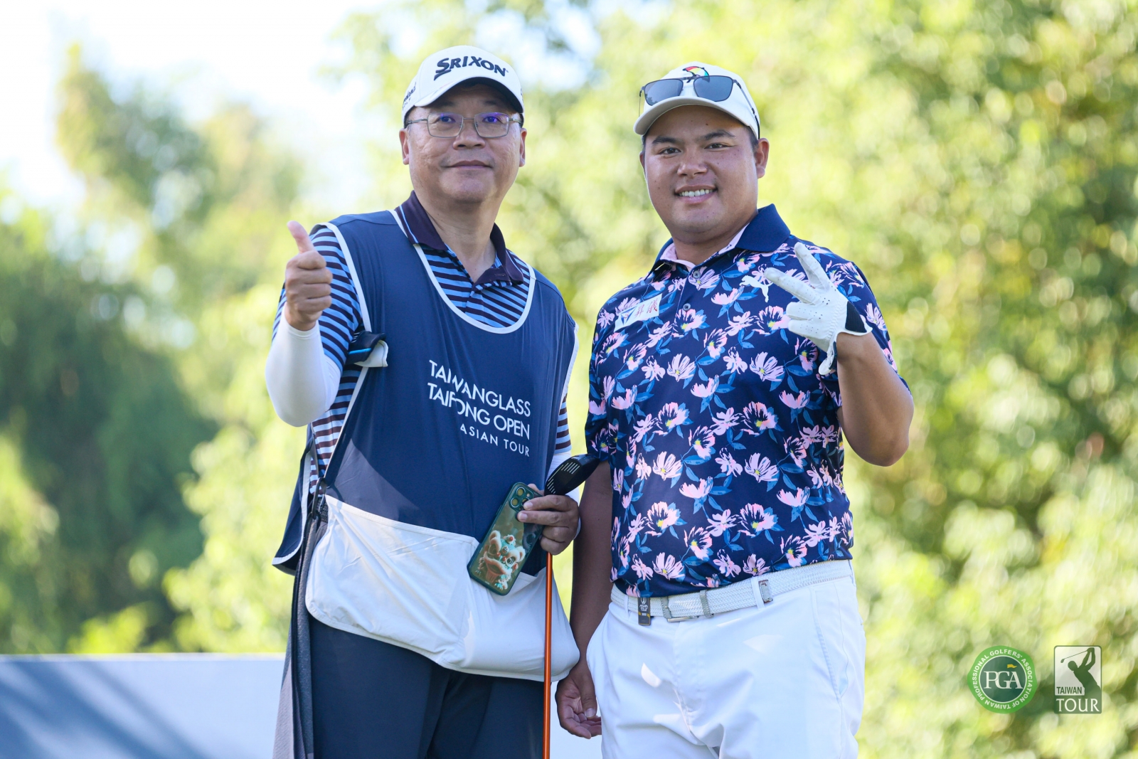 台灣選手黃頎(右)第二回合繳出65桿成績，和岳父攜手以總桿140桿(-4)排名大幅上升至並列第12名。(TPGA_林聖凱攝影)