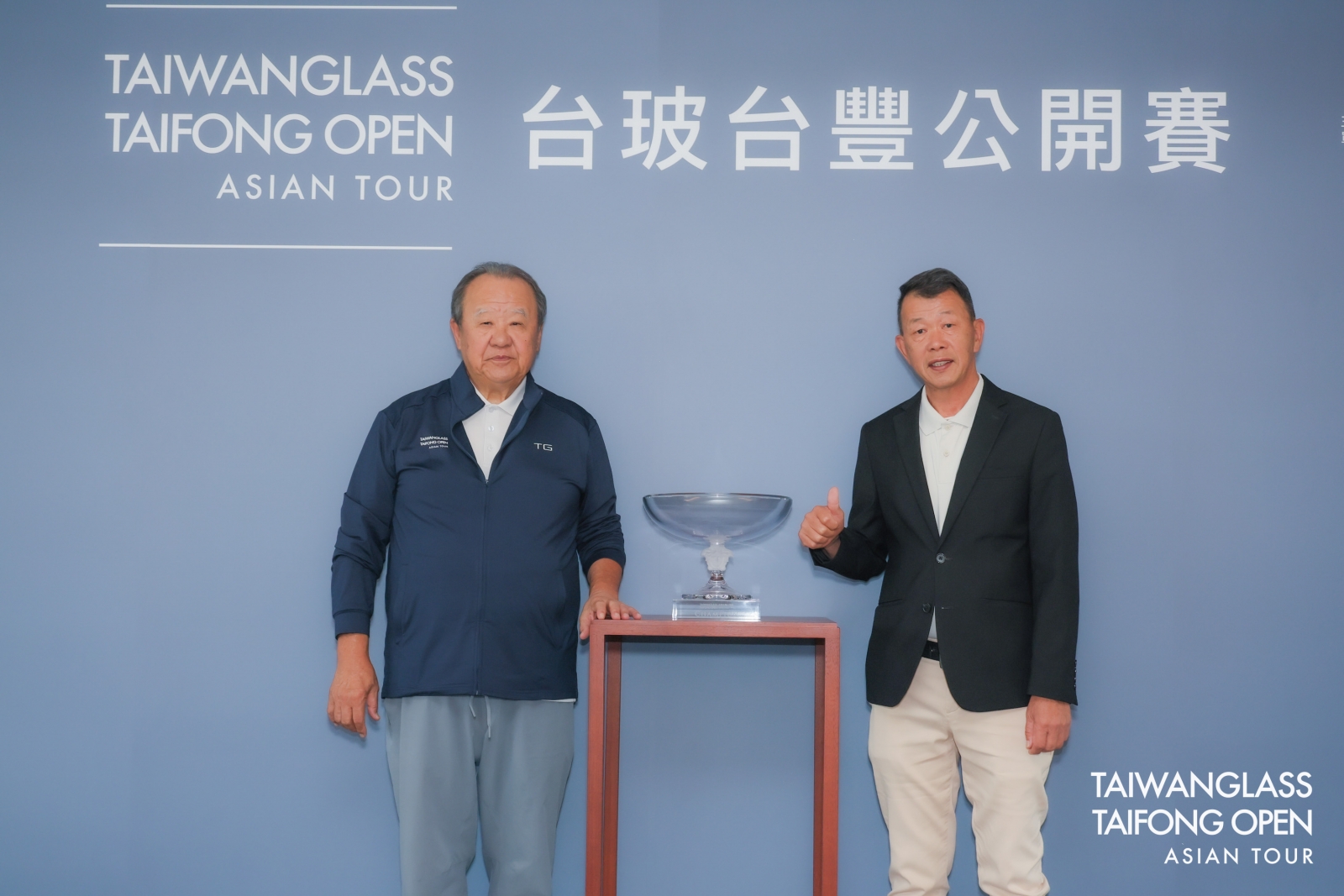 台玻集團總裁暨台豐高爾夫俱樂部董事長林伯實(左)及TPGA理事長陳榮興與賽事獎杯合影(台豐球場提供_葉勇宏攝)