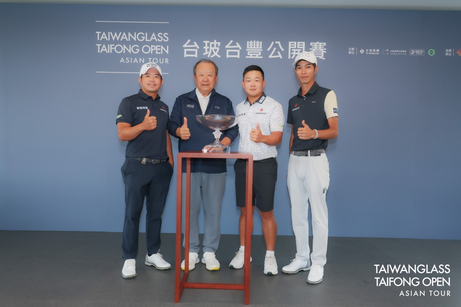台玻集團總裁暨台豐高爾夫俱樂部董事長林伯實(左2)與集團支持選手詹世昌(左1)、李玠柏(右2)及張緯綸一同合影(台豐球場提供_葉勇宏攝)