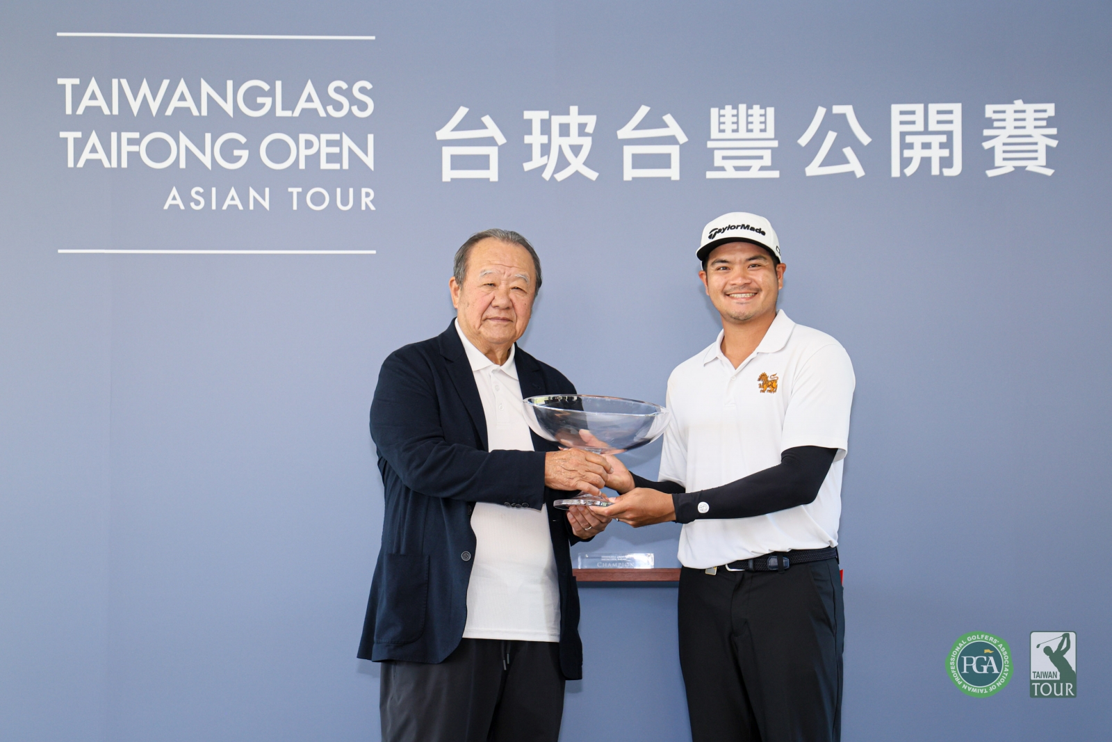 台玻集團總裁林伯實(左)頒發冠軍獎盃給泰國選手艾克帕里特(TPGA_林聖凱攝影)