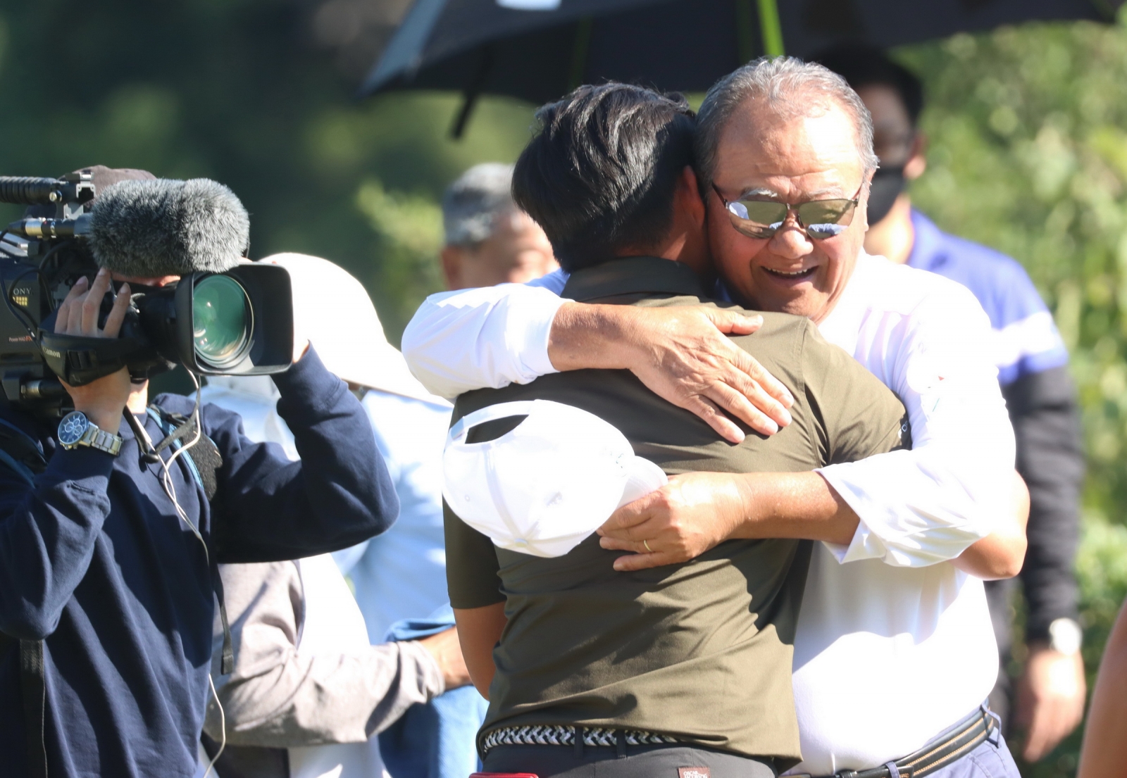台豐球場董事長林伯實(右)擁抱冠軍得主李玠柏，恭喜他奪冠。(鍾豐榮攝影)