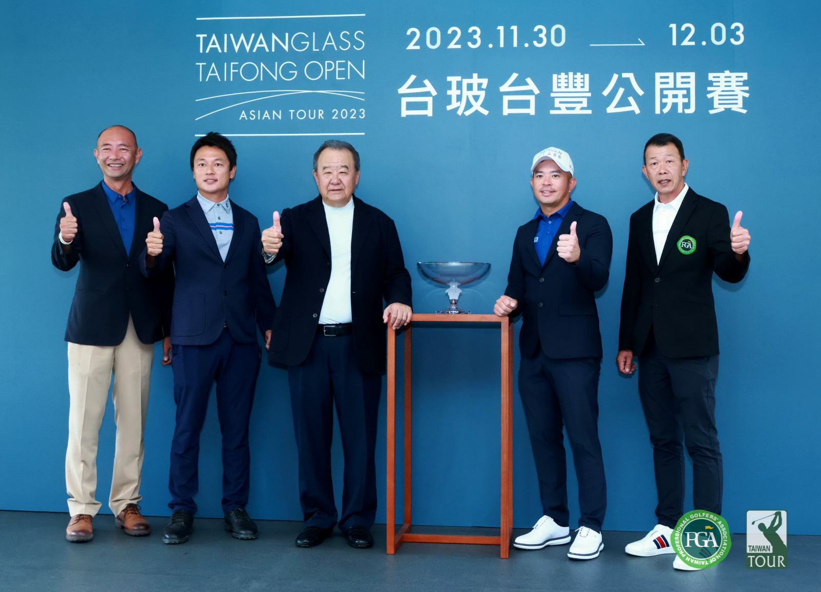 台豐高爾夫俱樂部董事長林伯實(左三)和TPGA理事長陳榮興(右)及亞巡賽事總監Krirkchai Boonprasert(左二).台巡賽事總監郭宗泰(左一).亞巡選手詹世昌(右二)出席記者會。(鍾豐榮攝影)