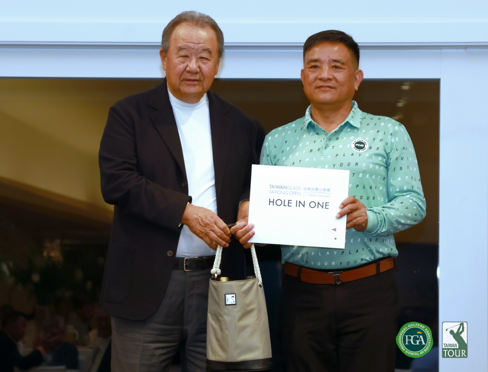 台豐高爾夫俱樂部董事長林伯實(左)頒一桿進洞獎給尊爵會員洪瑞庭(鍾豐榮攝影)