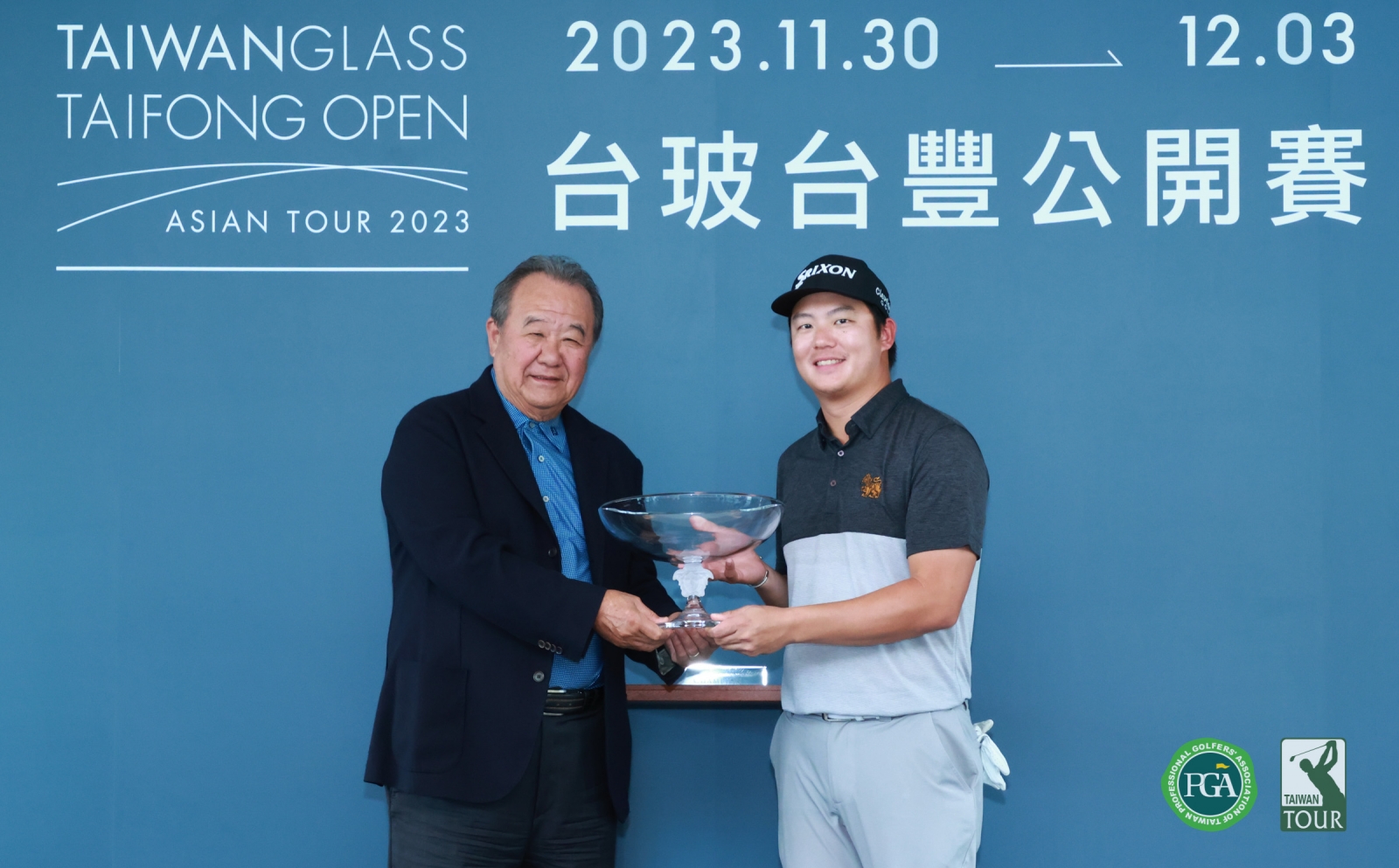 台豐高爾夫俱樂部董事長林伯實(左)頒冠軍盃給泰國選手蘇提帕(鍾豐榮攝影)
