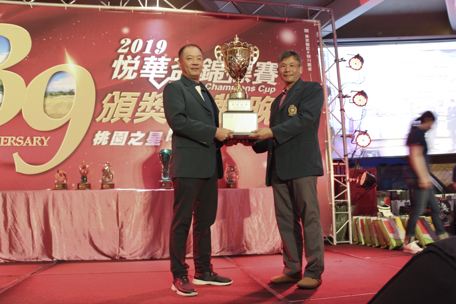 榮耀傳承，2017年球王林清華(右)，與2018年球王柯忠義(左)傳承俱樂部冠軍獎盃。