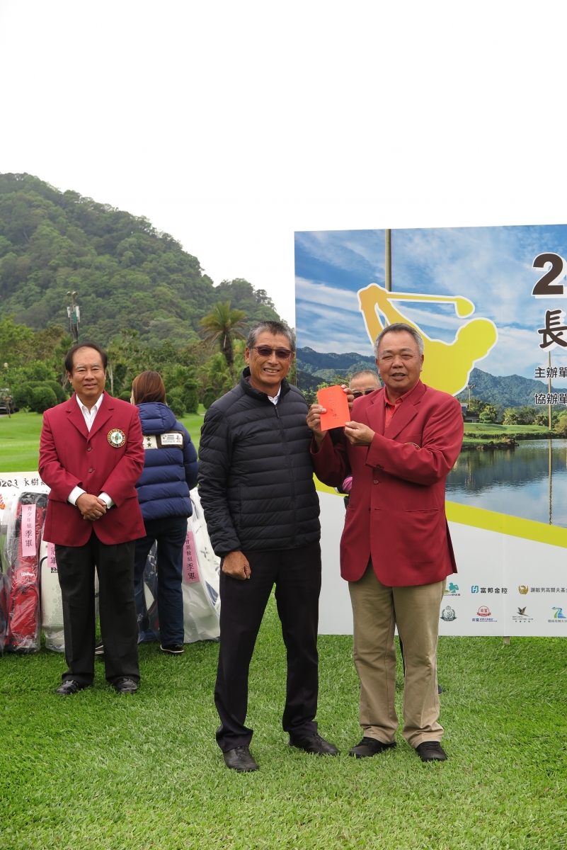 67歲沈忠賢(右)次輪打出67桿，首度獲得同齡同桿獎，由周宏男頒發紅包。