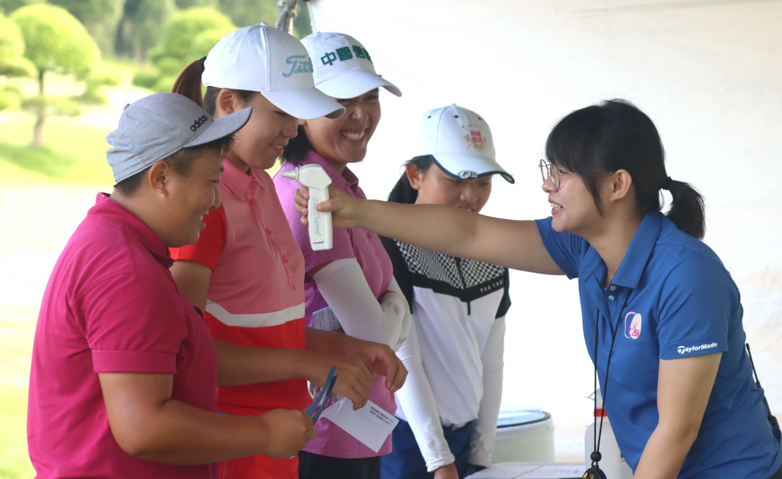 因應疫情，選手比賽前需測量體溫、噴酒精消毒(TLPGA提供_鍾豐榮攝影)