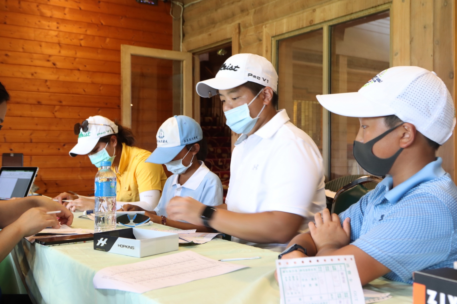 因應疫情，選手繳卡時必須戴上口罩(TLPGA提供_鍾豐榮攝影)