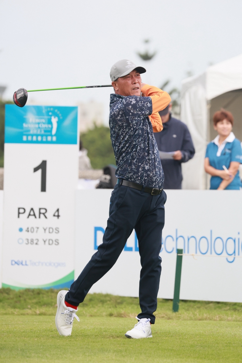 中國高球選手張連偉於2025富邦長春公開賽首輪擊出70桿，暫時並列第一。