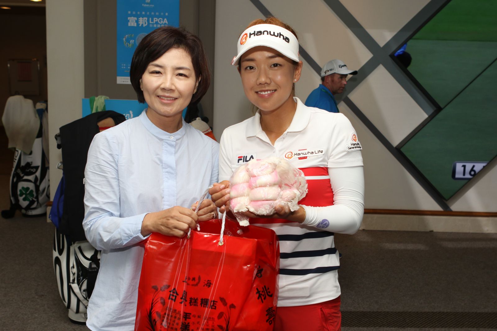 南韓女將申珍妮(Jenny Shin) 的媽媽(左)特地從韓國飛來為女兒加油。