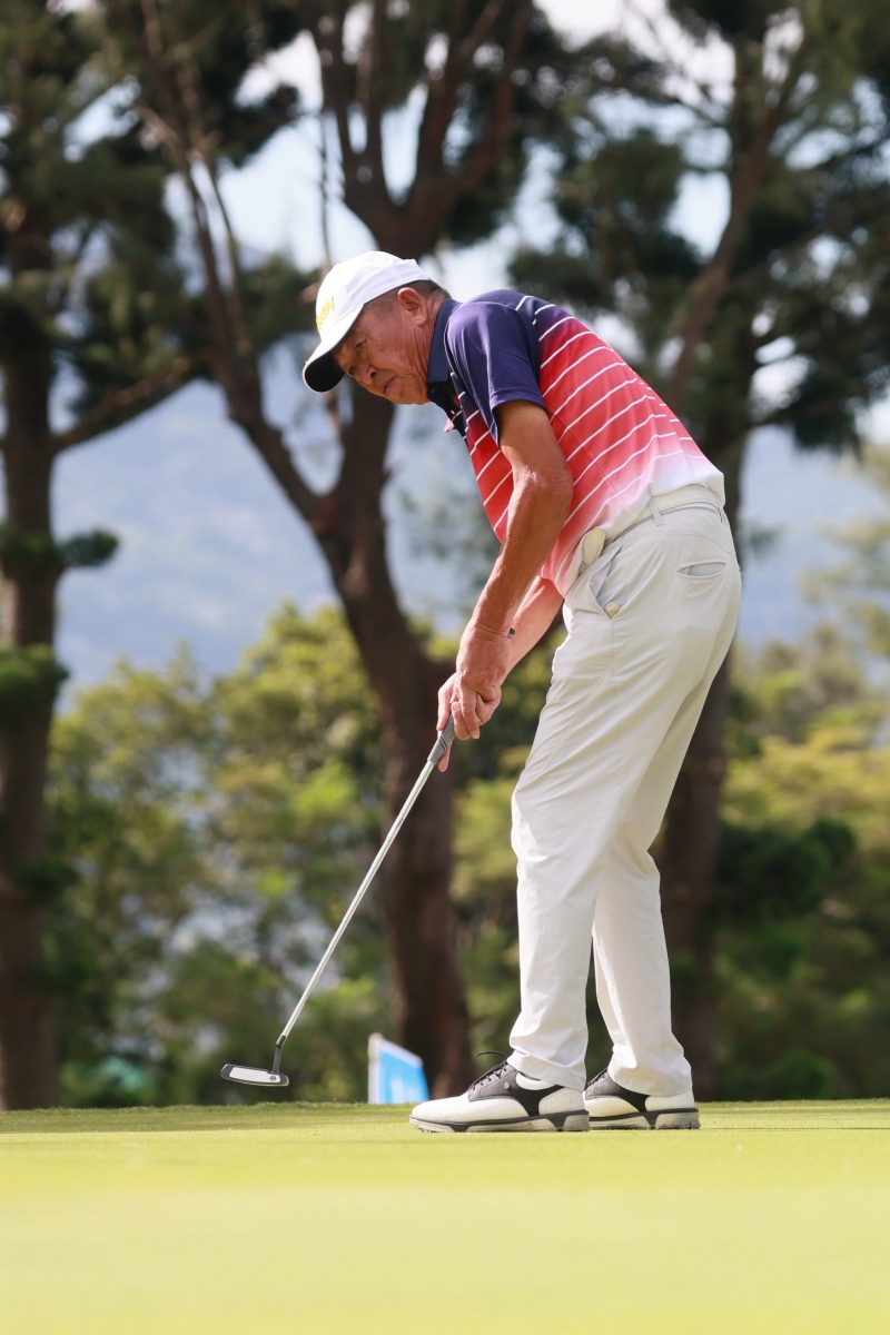 台灣高球老將鍾春興今(30)日在2025富邦長春公開賽超級長春組第一輪比賽中演出同齡同桿美技。