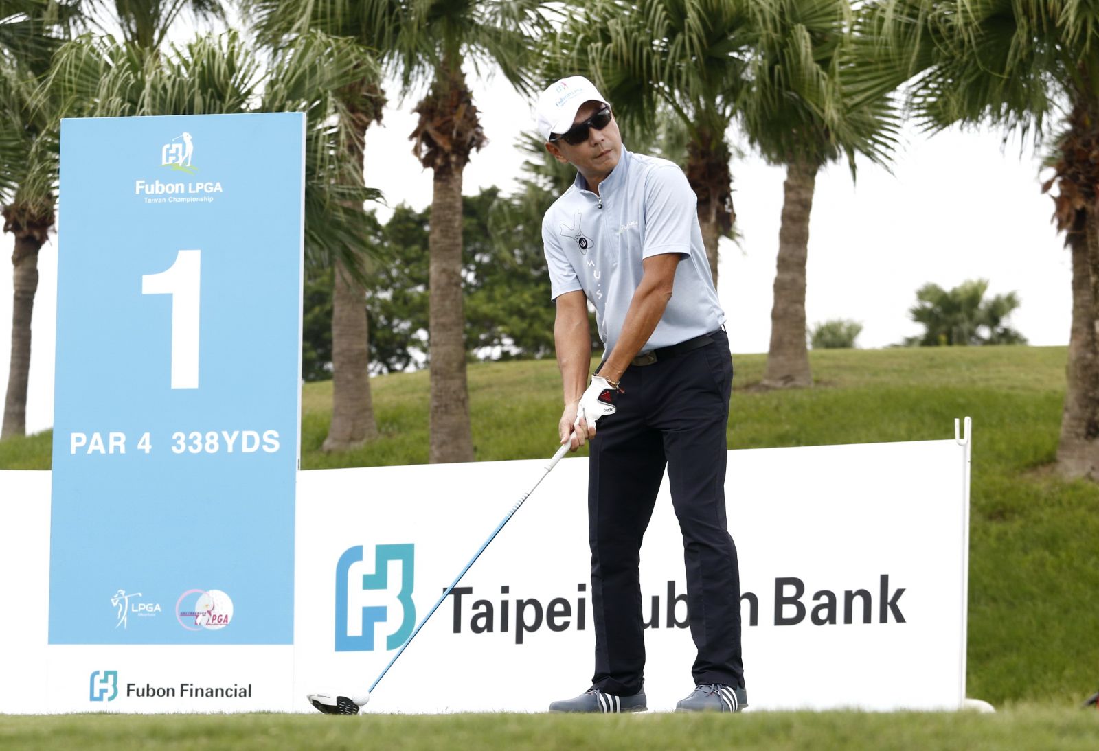 富邦金控董事長蔡明忠漂亮揮桿,為「2016 富邦 LPGA 台灣錦標賽」揭開序幕。