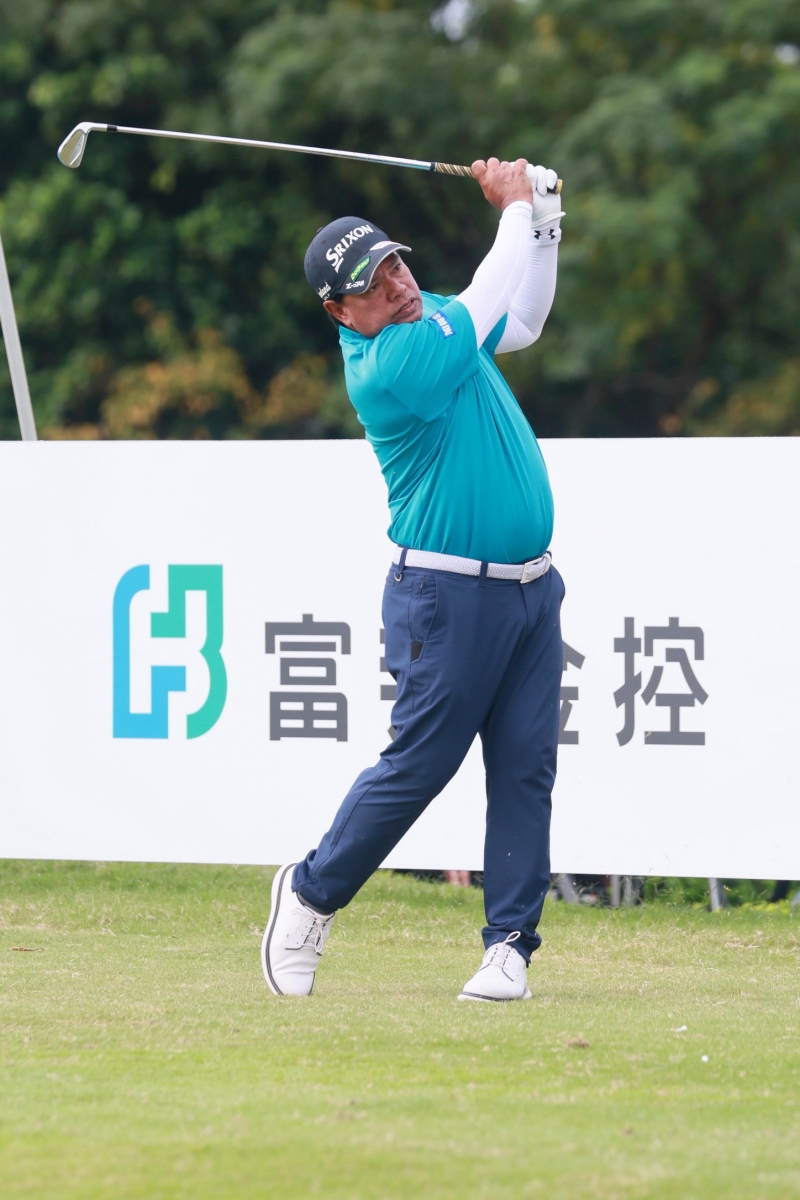 泰國高球好手馬山打完2025富邦長春公開賽第二輪後暫居第三，落後托馬倫3桿。