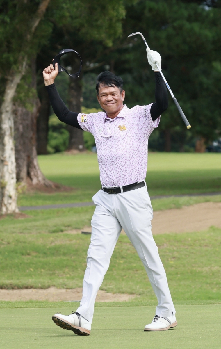 泰國籍高球名將托馬倫確定完成衛冕富邦長春公開賽冠軍後，高舉雙手慶祝。