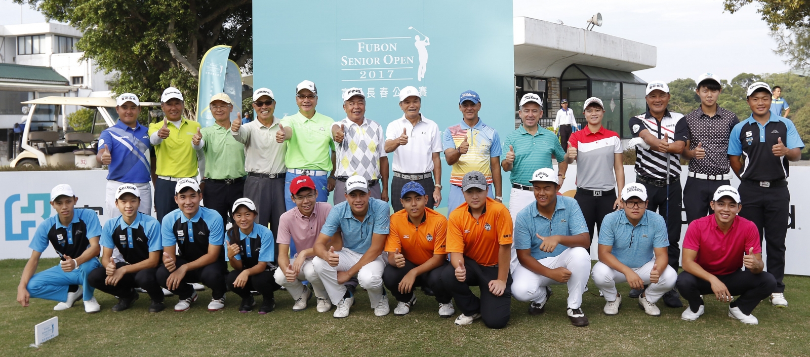 台灣長春高爾夫協會理事長盧建順(右)頒發超級長春組冠軍獎盃給三連冠的國寶級老將謝敏男。