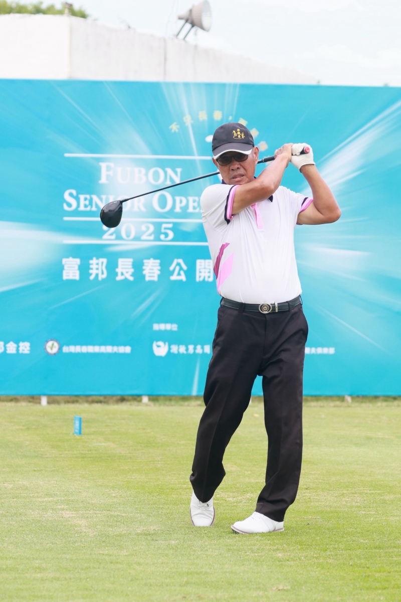 台灣高球老將陳滄德今(30)日在2025富邦長春公開賽超級長春組第一輪比賽中演出同齡同桿美技。