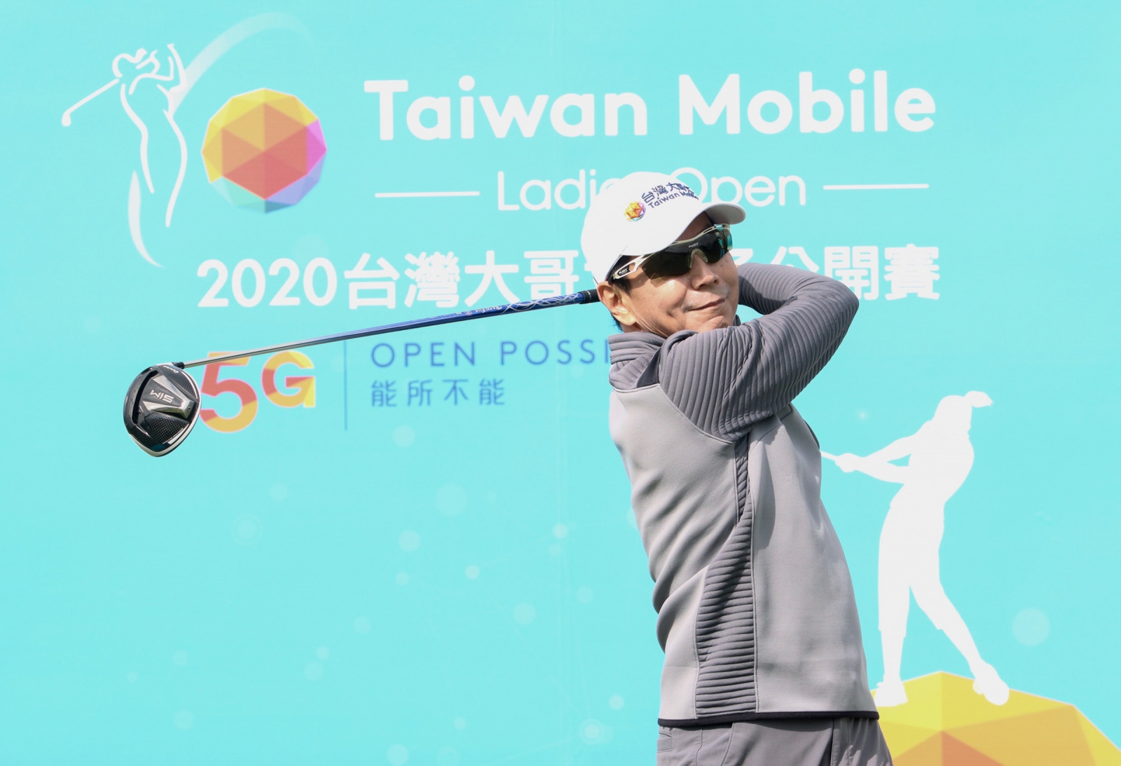 台灣大哥大董事長蔡明忠在開球儀式中為大會開出漂亮的第一球。