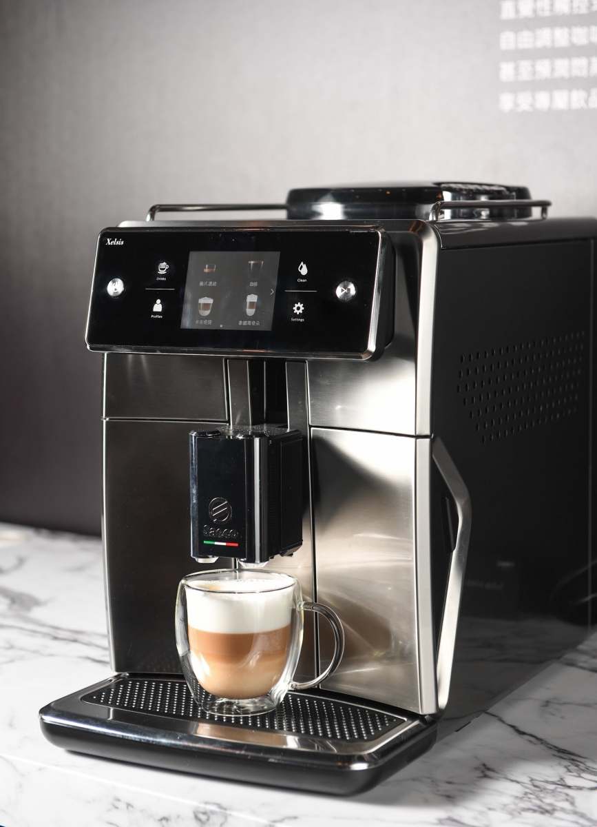 飛利浦Saeco Xelsis全自動義式咖啡機旗艦系列 SM7685以具流線感的設計提供絕佳的視覺及手感，更首度搭載咖啡創作面板，讓創作專屬風味變得更簡單。