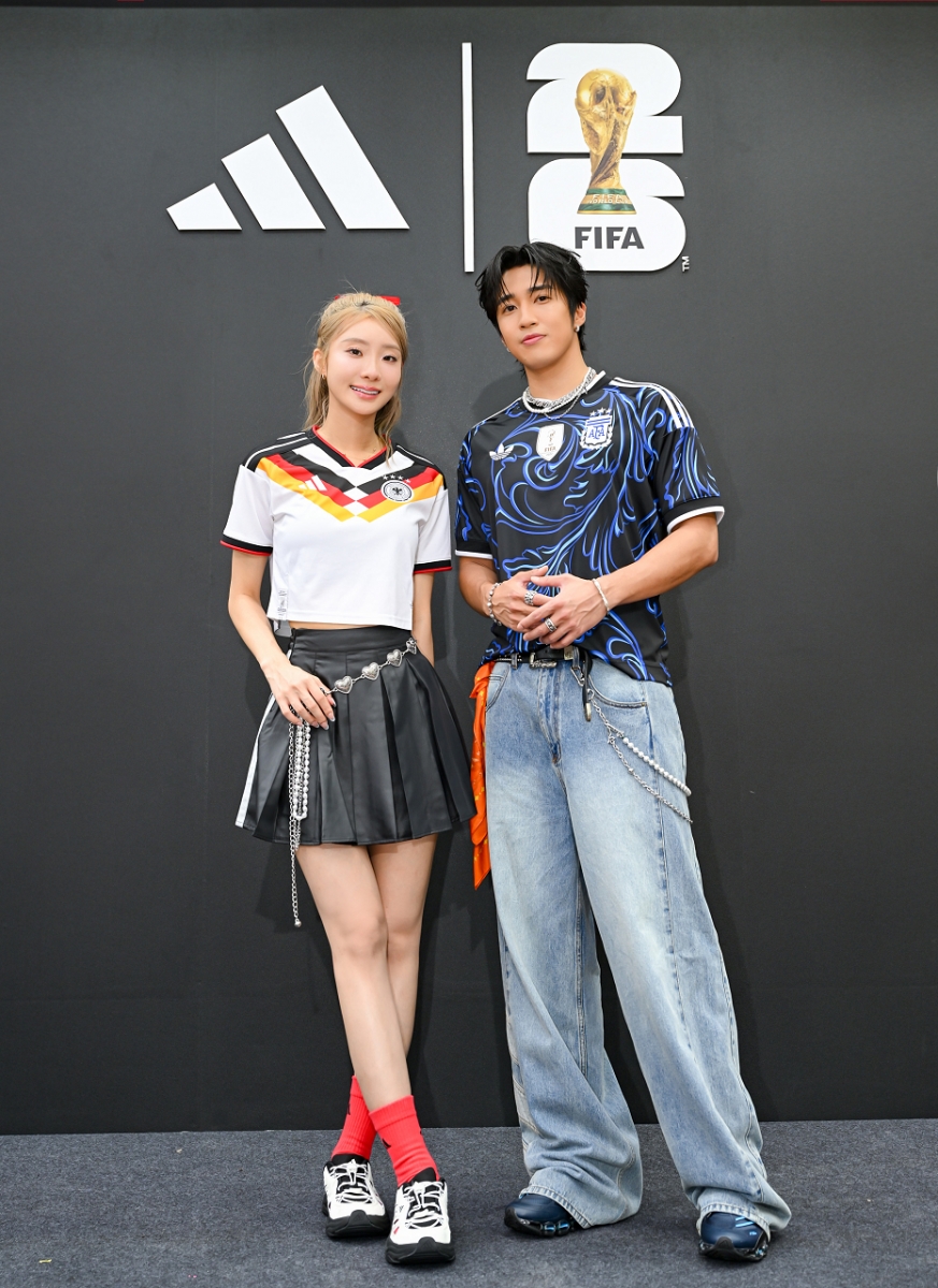 婁峻碩、陳華瘋世足!驚喜現身「adidas 2026 FIFA世界盃足球街區」演繹世足最潮造型,親授Blokecore穿搭小心機。