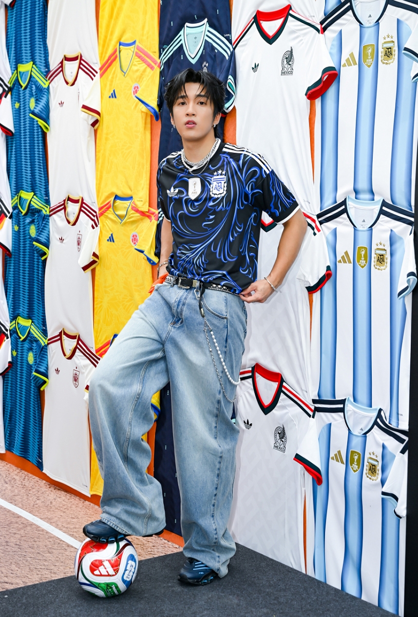 潮流歌手婁峻碩穿adidas 阿根廷客場球衣，展示今夏最夯Blokecore復古球衣混搭公式。