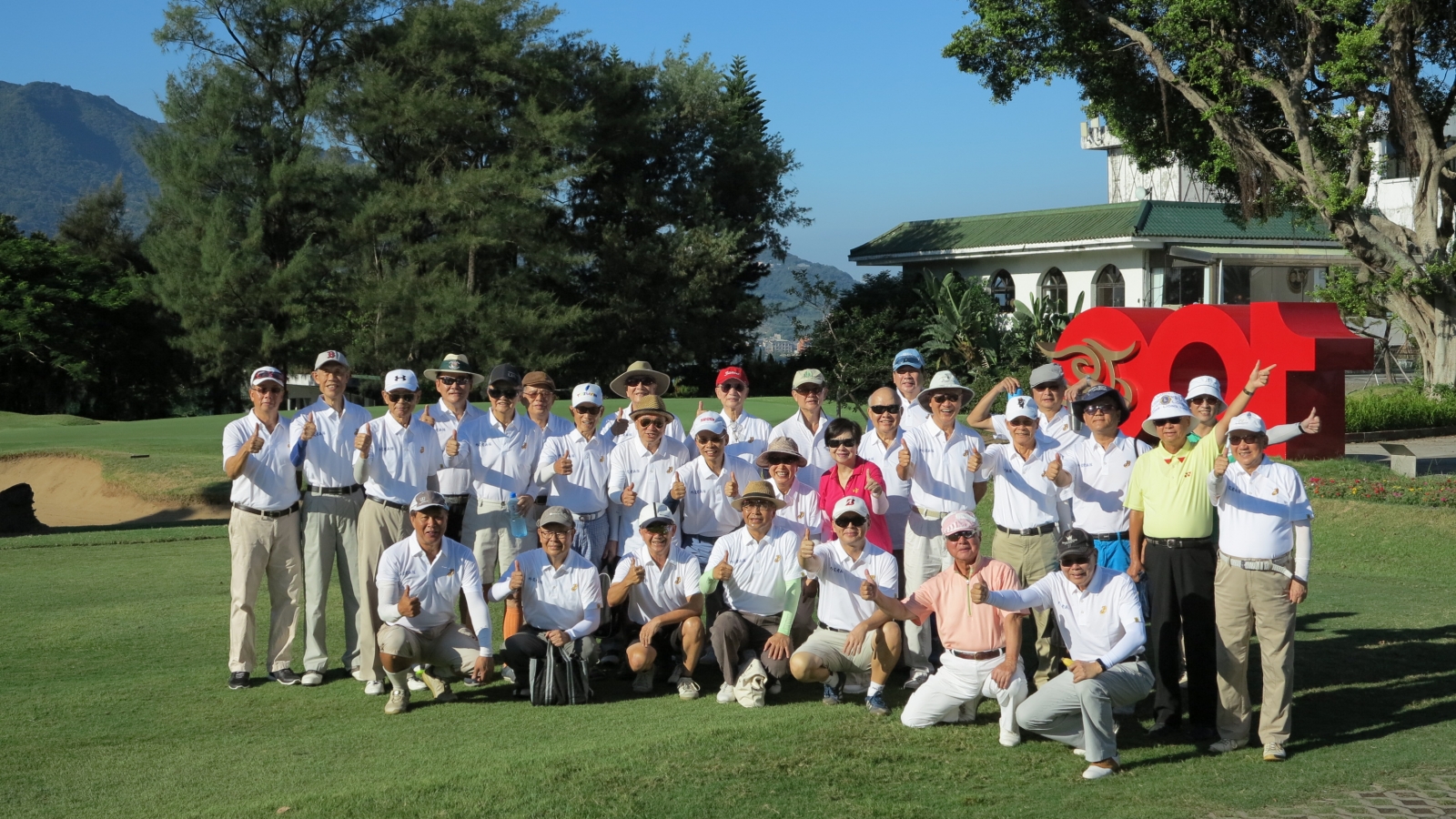 外交老兵球隊比賽首次移師百年的台灣高爾夫俱樂部舉行，大家開心地在紅色100周年紀念大標的前留下珍貴的合影照。