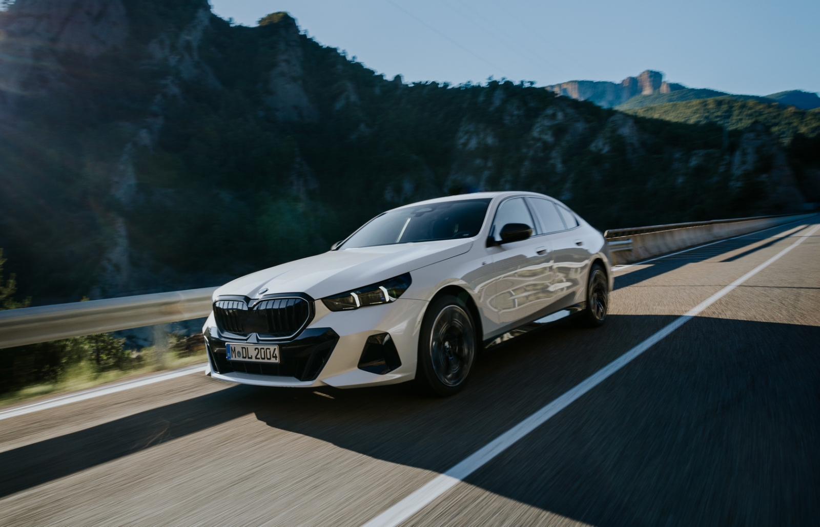 全新年式BMW 5系列：飾光水箱護罩盡顯非凡氣度，Bowers & Wilkins頂級音響系統與通風座椅，詮釋豪華房車極致典範。