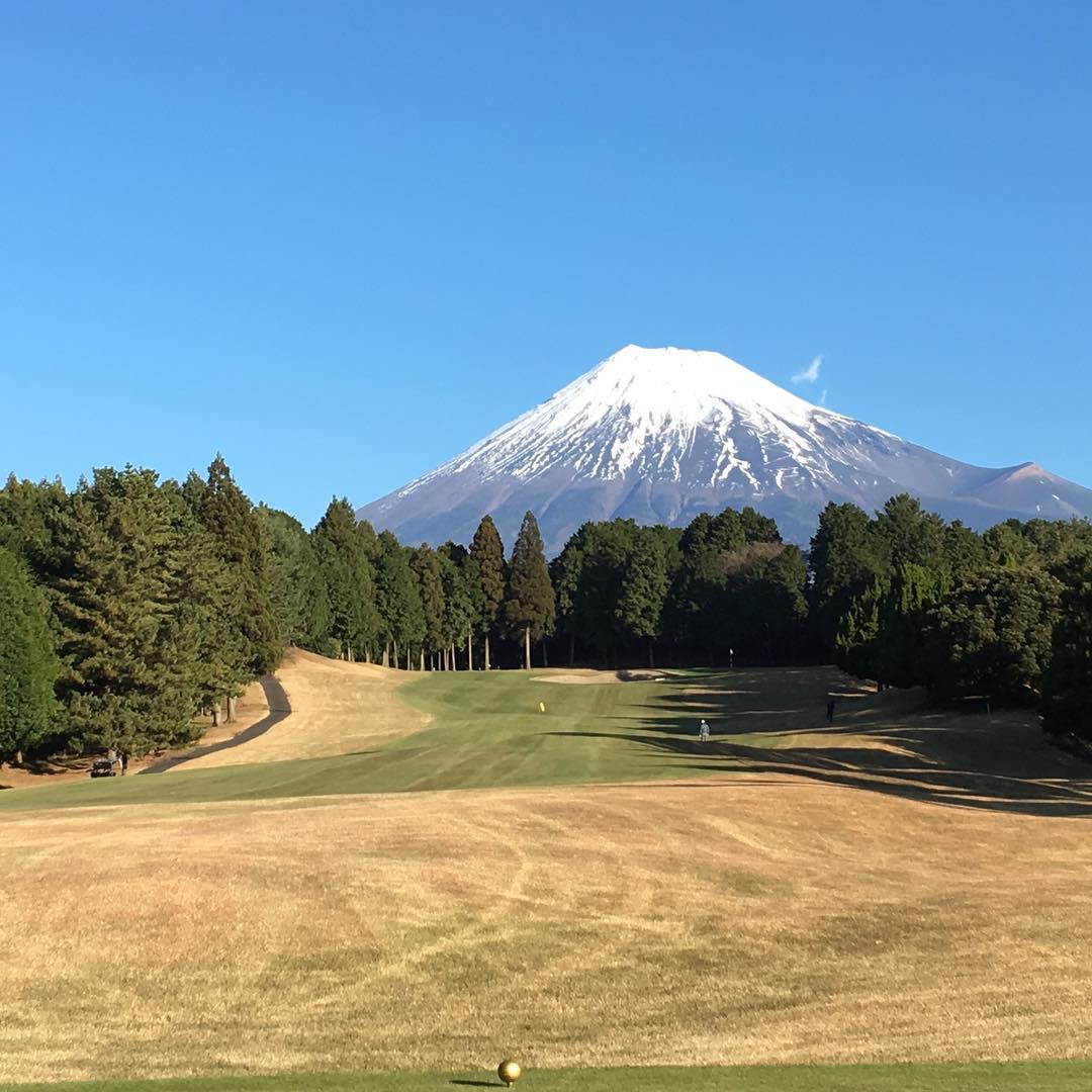 大富士球場與富士山十分接近，冬季不冷且晴朗，是欣賞富士山的一大時機；圖為第10洞，攝於12月間。