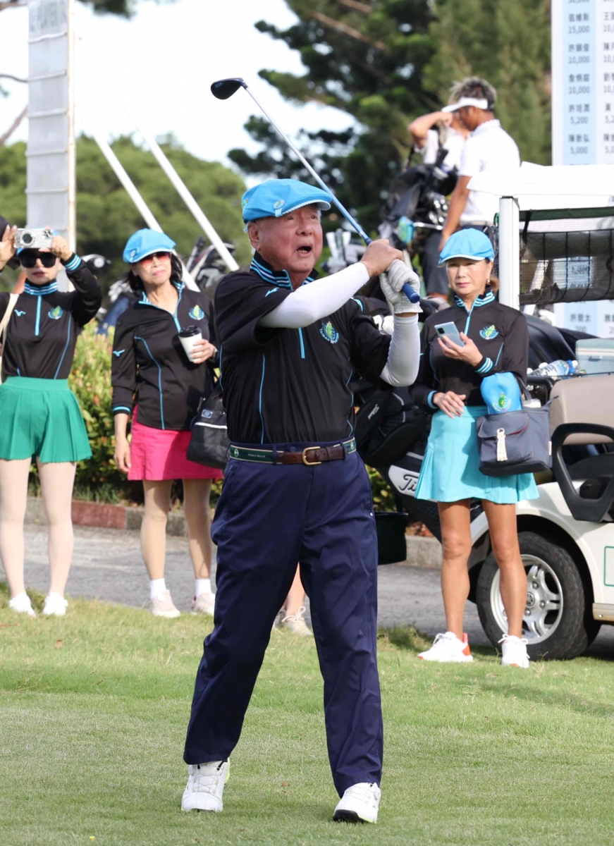 大會會長翁肇喜董事長開球