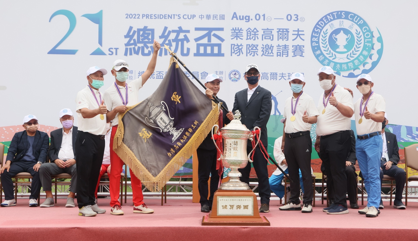 大會會長蔡萬來頒總統盃冠軍旗給團體第一名桃園球場(鍾豐榮攝影)