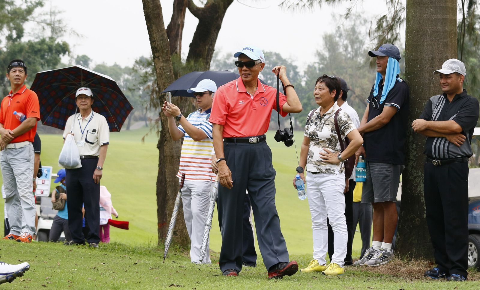 大會會長陳田圃(中間紅色上衣)場邊觀賽給予選手鼓勵