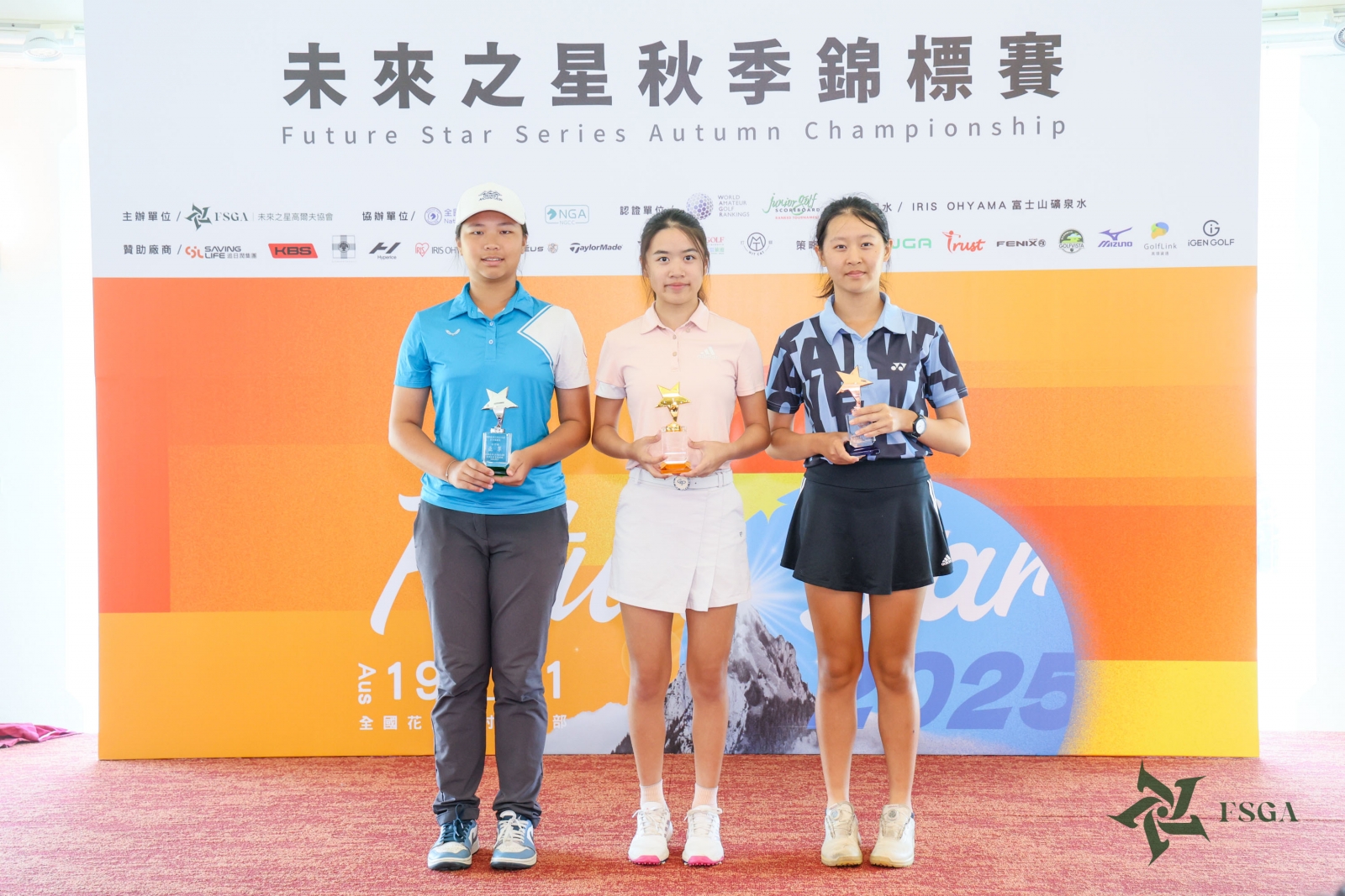 女子組冠軍鄭愷歆(中)、亞軍余語菲(左)及季軍田承昀(右)(林聖凱攝影)