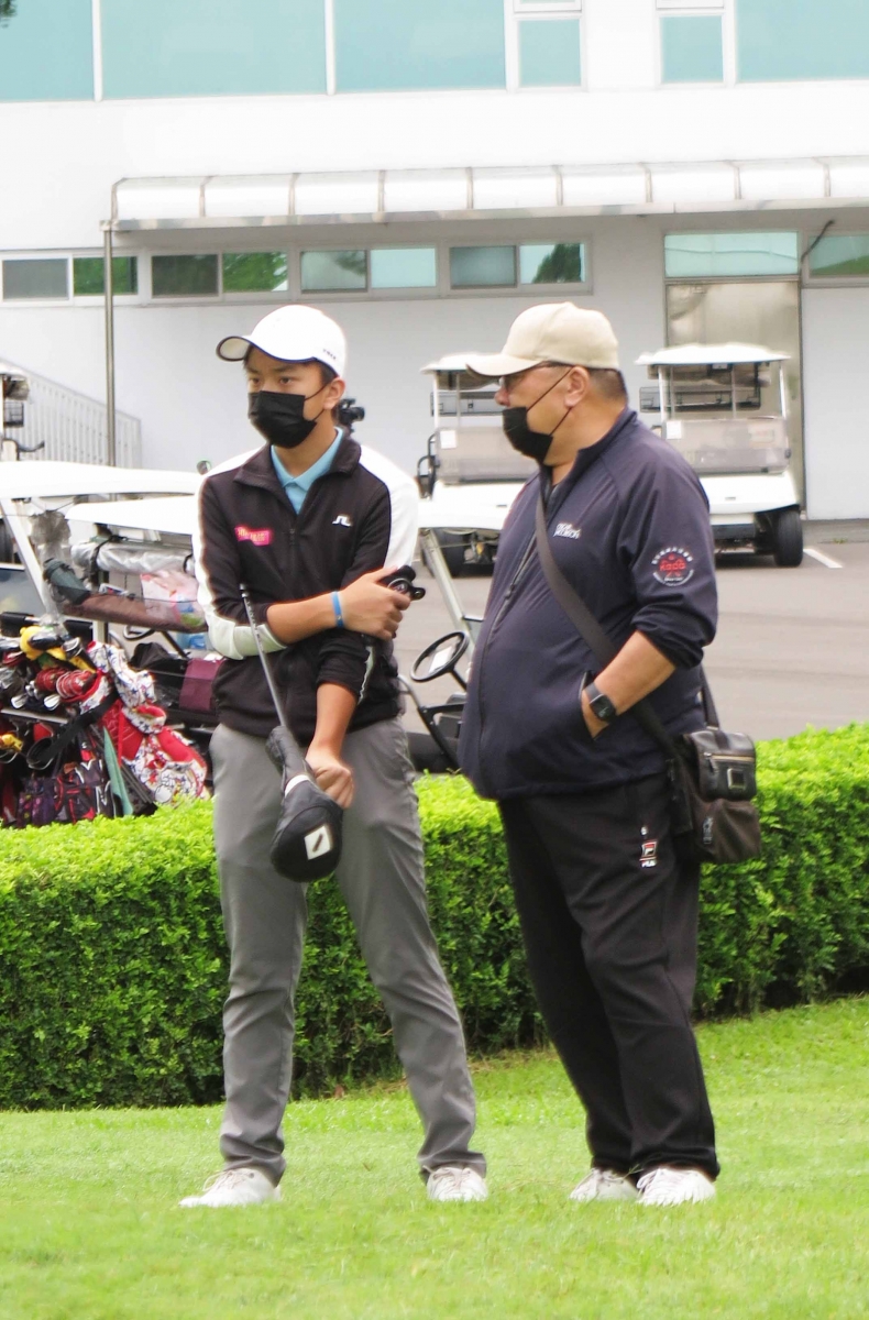 左為業餘選手張哲倫