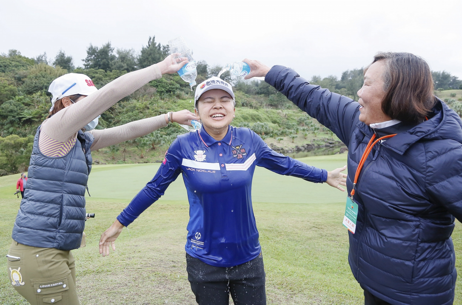 徐薇淩冠軍到手後，TLPGA理事長劉依貞(右)與另一名選手對她潑水祝賀。
