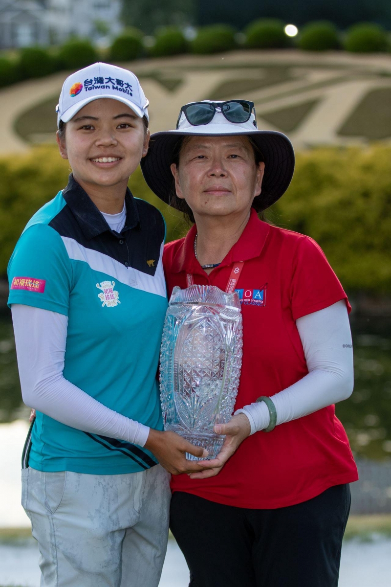 徐薇淩和媽媽呂尉嘉分享LPGA首勝喜悅。(圖/徐薇淩提供)