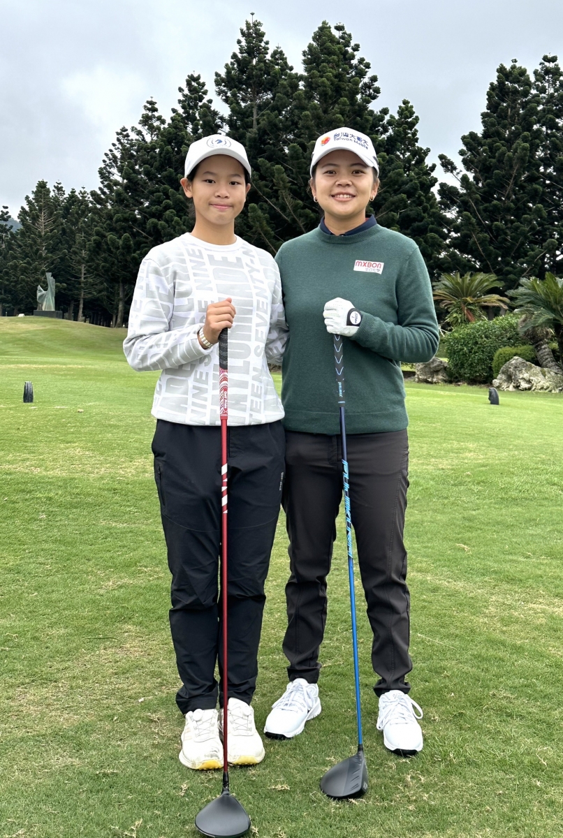 徐薇淩(右)與劉依依同組球敘。