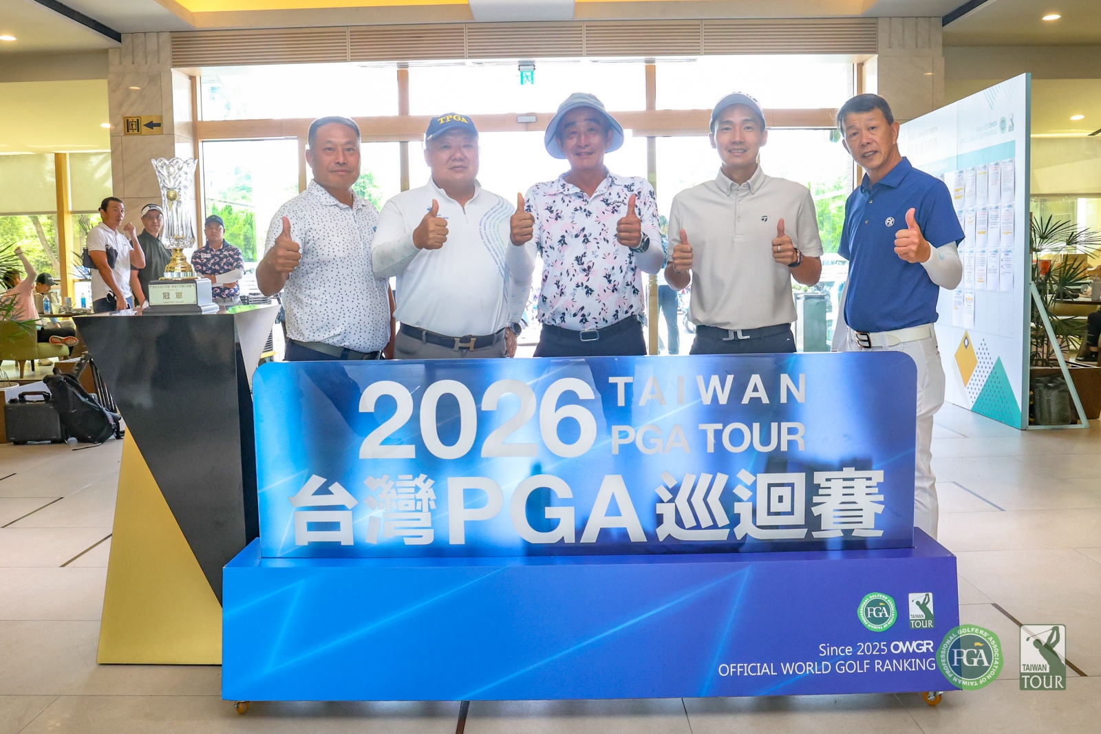 慶璉集團總裁王光彬(中)、董事長王瑞甫(右二)、禾登豐精密科技董事長劉字牟(左二)、TPGA理事長陳榮興(右一)及TPGA副理事長陳元車(左一)賽前配對賽合影(TPGA_林聖凱攝影)
