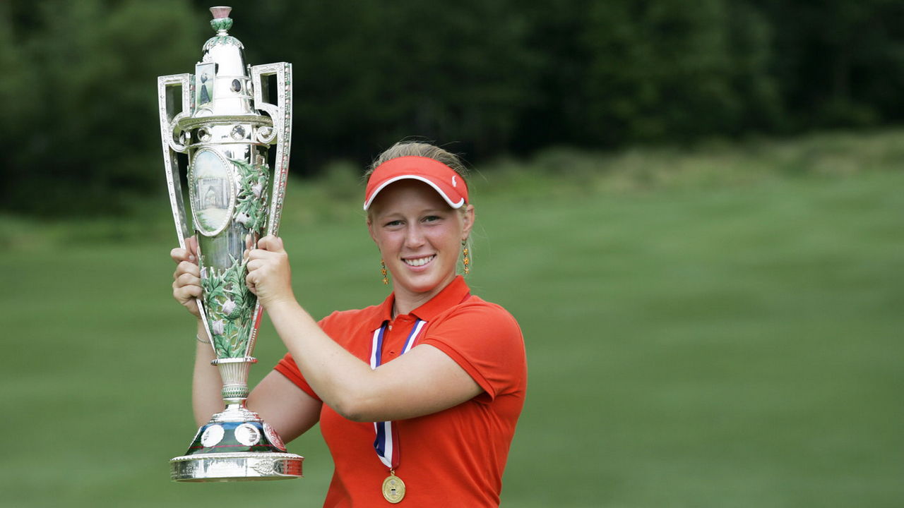 2005年贏得冠軍的普雷索(Morgan Pressel)高舉歷史120餘年的賽事獎盃The Robert Cox Trophy。(USGA/Steven Gibbons)