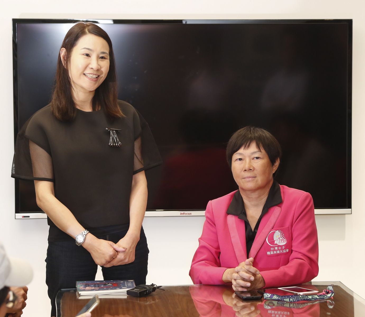 新任TLPGA理事長鄭美琦(右)與秘書長陳心箴。