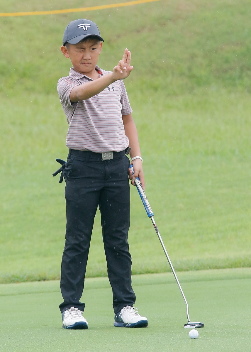 還有1個月才滿11歲的D組新加坡選手李軒毅，純真卻富於企圖心，今天有1桿進帳，躍居領先。