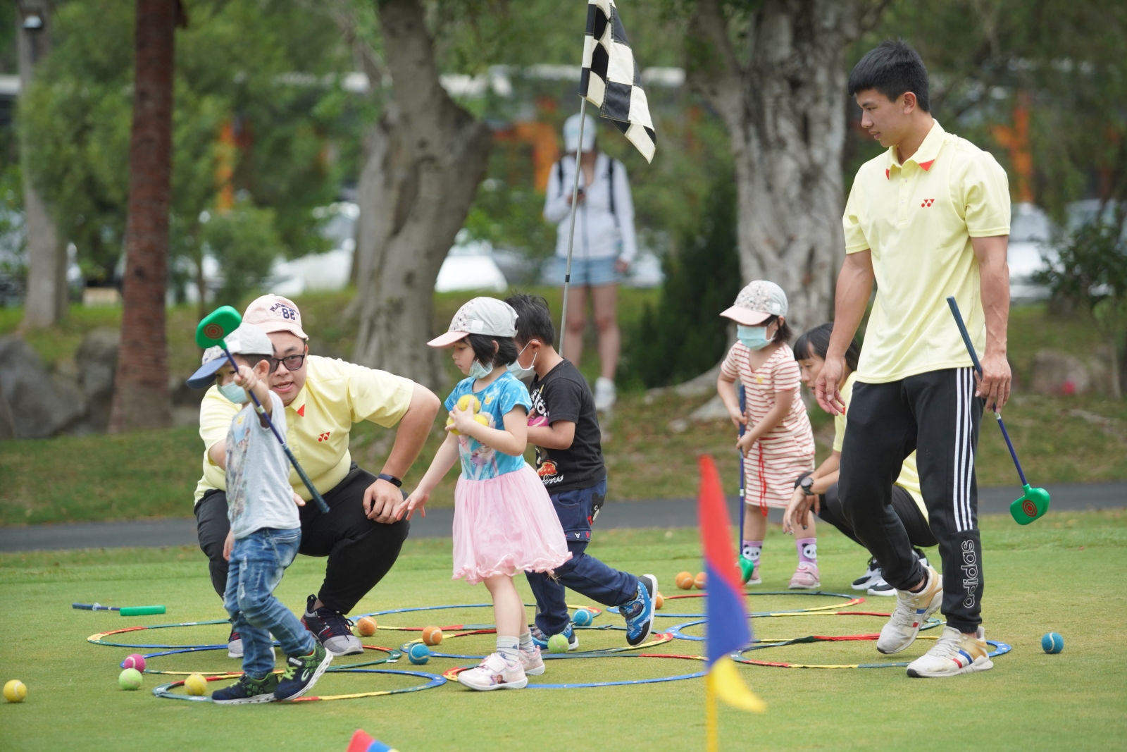 新竹仁愛之家的院童們在果嶺上玩SNAG Golf。