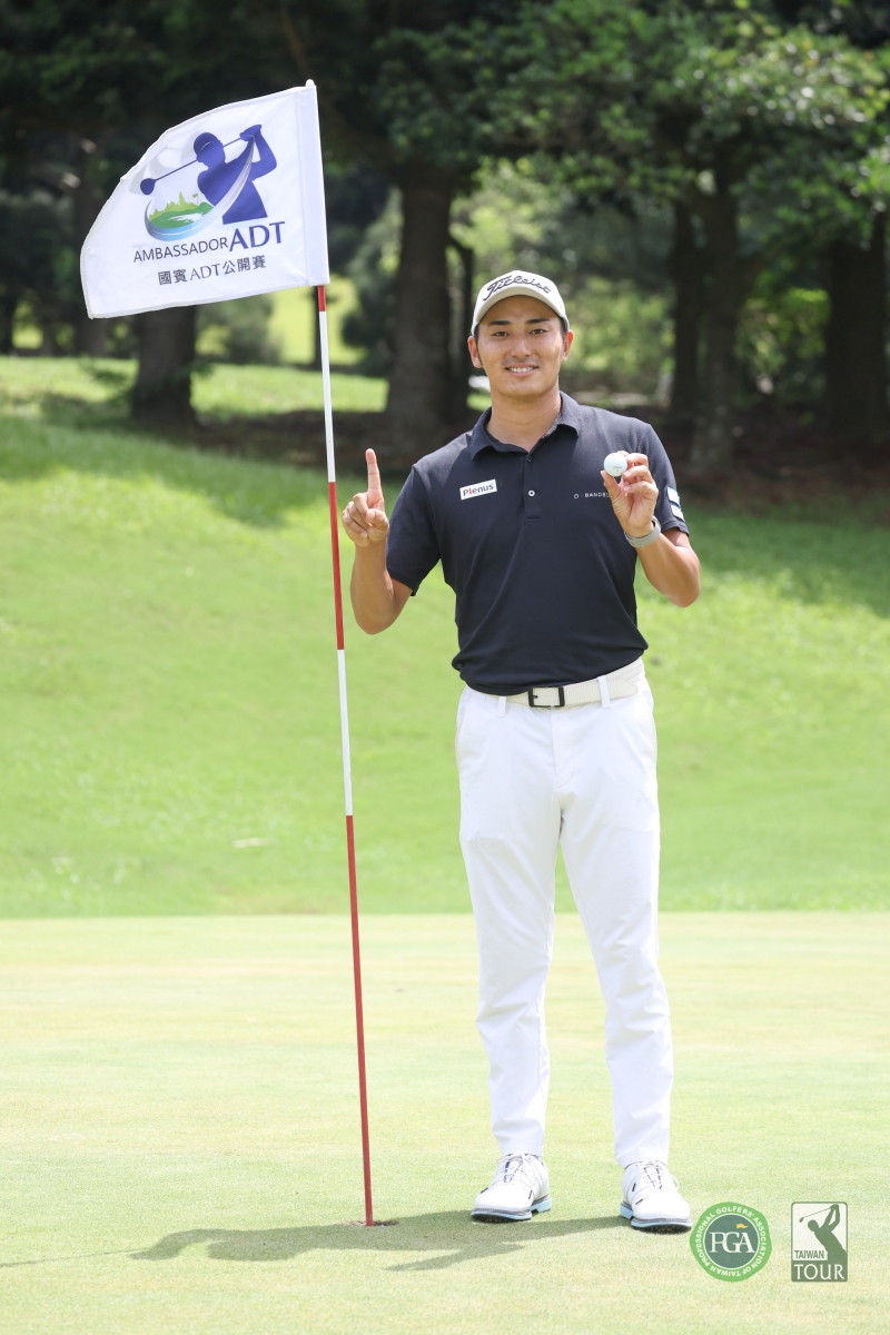 日本選手石塚祥利第一回合在第18洞一桿進洞(TPGA_林聖凱攝)