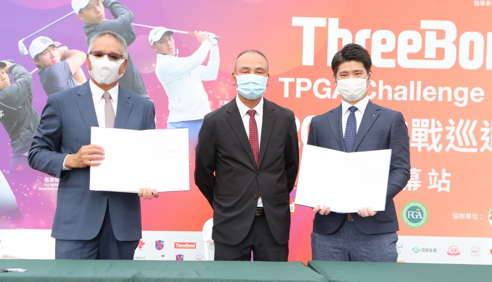 日本ThreeBond公司與TPGA簽下連續第六年贊助舉辦TB挑戰巡迴賽合約。（左起）TPGA理事長謝錦昇丶TB巡迴賽執行長陳志忠丶TB台灣分公司總經理泰地宏和。(鍾豐榮攝影)