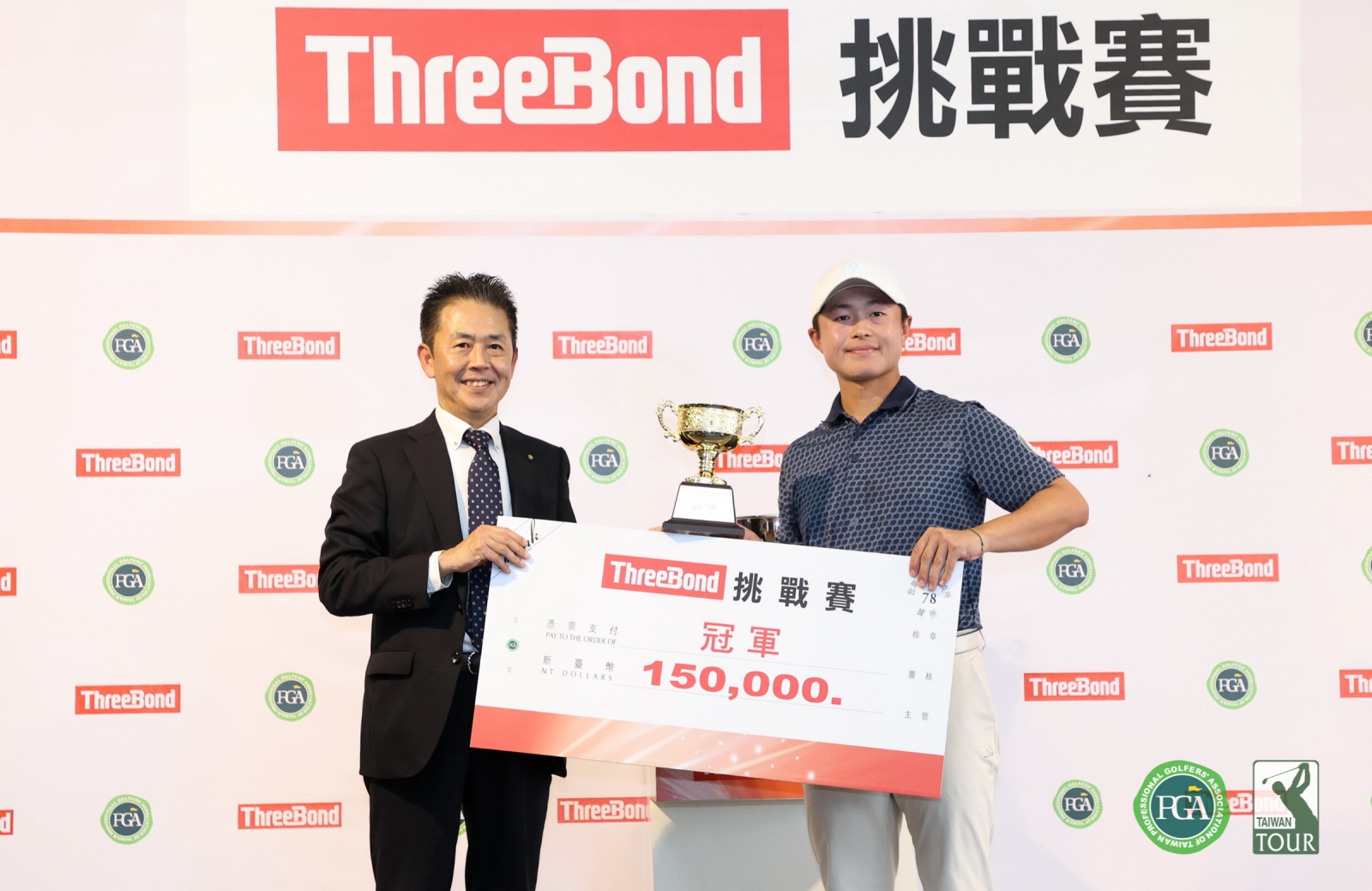 日本ThreeBond香港公司社長植松勝之頒冠軍盃及獎金給謝旻軒(鍾豐榮攝影)