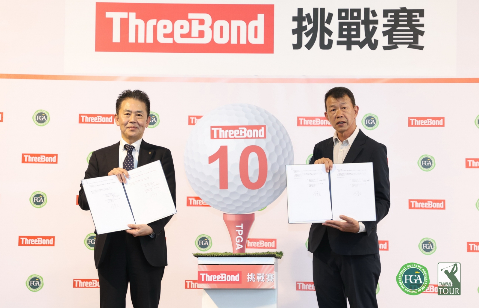 日本ThreeBond香港公司社長植松勝之(左)與TPGA 舉行挑戰巡迴賽簽約儀式，由TPGA理事長陳榮興代表完成簽約記者會(鍾豐榮攝影)